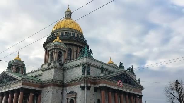 Famous church Saint Isaacs Cathedral in St. Petersburg. Russia. Panoramic view of top tourist attraction of Saint Petersburg, Wide angle view of old russian orthodox architecture and christianity art — Stock Video