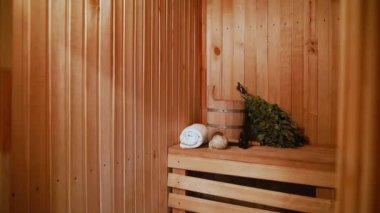 Geleneksel eski Rus hamamı SPA konsepti. İçişleri, geleneksel sauna aksesuarlarıyla Finlandiya sauna sauna saunası havlusu aromalı havluyla döşenmiş. Rahatlayın köy banyosu konsepti.