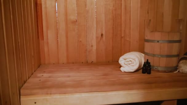 Традиційна російська купальня СПА Концепція. Внутрішні деталі фінської кімнати пари сауни з традиційними аксесуарами для сауни встановлюють аромат рушника. Розслаб концепцію сільської лазні. — стокове відео