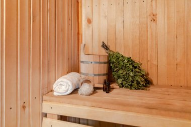 Geleneksel eski Rus hamamı SPA konsepti. İçişleri, geleneksel sauna aksesuarlarıyla Finlandiya sauna sauna saunası havlusu aromalı havluyla döşenmiş. Rahatlayın köy banyosu konsepti