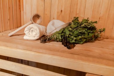 Geleneksel eski Rus hamamı SPA konsepti. İçişleri, geleneksel sauna aksesuarlarıyla Finlandiya sauna sauna saunası havlu süpürge kepçesi kepçesiyle dolu. Rahatlayın köy banyosu konsepti