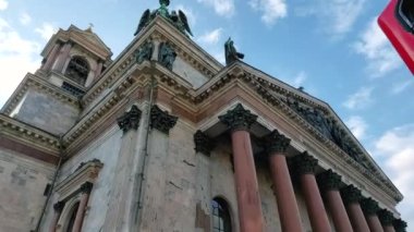 St. Petersburg 'daki ünlü Saint Isaacs Katedrali kilisesi. - Rusya. Saint Petersburg 'un en gözde turistik manzarası, eski Rus ortodoks mimarisi ve Hıristiyanlık sanatına geniş açılı bakış açısı