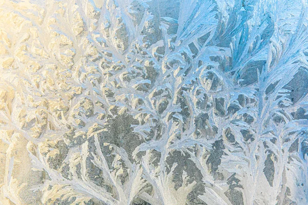 Bevroren winterraam met glanzende ijsvorst patroon textuur. Kerstwonder symbool, abstracte achtergrond. Extreme noord lage temperatuur, natuurlijk IJssneeuw op ijskoud glas, koel winterweer buiten. — Stockfoto