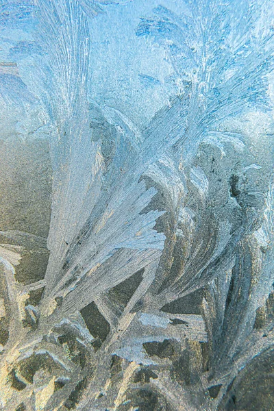 Ventana de invierno congelada con textura de patrón de helada brillante. Símbolo de Navidad maravilla, fondo abstracto. Extrema temperatura baja del norte, nieve de hielo natural sobre vidrio helado, clima fresco de invierno al aire libre. — Foto de Stock