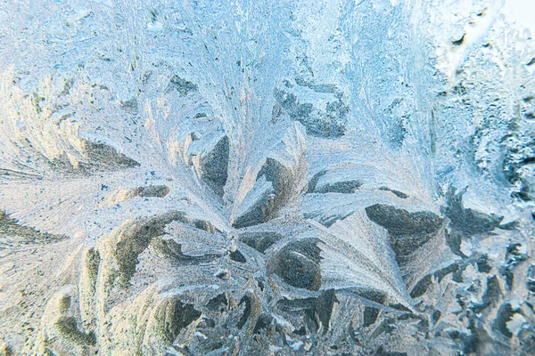 Fagyasztott téli ablak fényes jéghideg mintázatú textúrával. Karácsonyi csoda szimbólum, elvont háttér. Extrém északi alacsony hőmérséklet, természetes jeges hó fagyos üvegen, hideg téli időjárás szabadban. — Stock Fotó