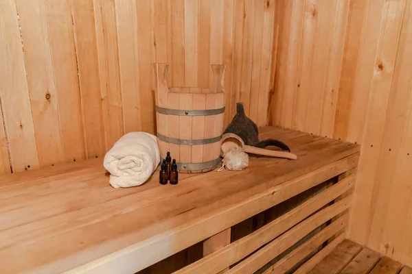 Tradicional antigua casa de baños rusa SPA Concepto. Detalles interiores Sala de vapor sauna finlandesa con accesorios de sauna tradicionales conjunto toalla de lavabo aroma aceite cucharada fieltro. Relajarse pueblo rural concepto de baño. —  Fotos de Stock