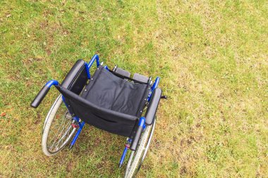 Hastane parkında boş tekerlekli sandalye hasta hizmetlerini bekliyor. Dışarıda park etmiş engelliler için tekerlekli sandalye. Özürlü insanlar için erişilebilir. Sağlık hizmeti tıbbi konsepti.