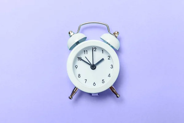 Reloj despertador clásico vintage coloreado en color de moda del año 2022 Fondo muy Peri. Piso poner espacio de copia vista superior. Inspirado por el uso de color 17-3938. Concepto de color del año. — Foto de Stock