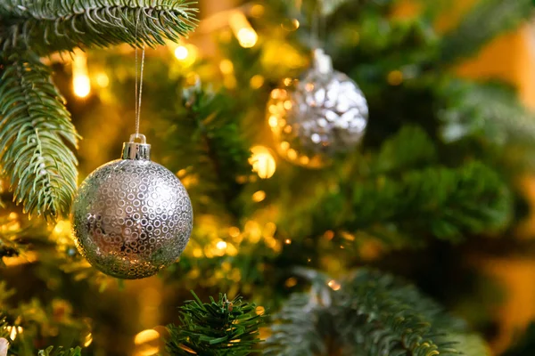 古典的なクリスマスは新年の木を飾りました。白と銀の装飾、装飾品のおもちゃとボールとクリスマスツリー。モダンな古典的なスタイルのインテリアデザインのアパート。クリスマス・イブ-ホーム. — ストック写真