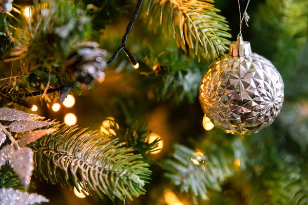 Árvore de Natal clássico decorado Ano Novo. Árvore de Natal com decorações wite e prata, ornamentos de brinquedo e bola. Moderno estilo clássico apartamento de design de interiores. Véspera de Natal em casa. — Fotografia de Stock