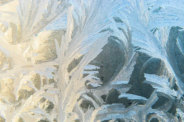 Zmrzlé zimní okno s lesklou mrazivou texturou. Vánoční zázrak symbol, abstraktní pozadí. Extrémní severní nízká teplota, přírodní Led sníh na mrazivém skle, chladné zimní počasí venku. — Stock fotografie