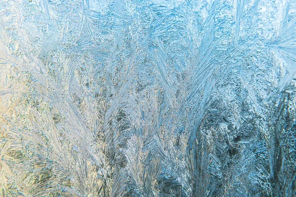 Bevroren winterraam met glanzende ijsvorst patroon textuur. Kerstwonder symbool, abstracte achtergrond. Extreme noord lage temperatuur, natuurlijk IJssneeuw op ijskoud glas, koel winterweer buiten. — Stockfoto