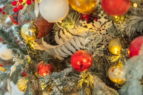 Klassieke Kerstmis Nieuwjaar versierd Nieuwjaar boom met rood goud en wit ornament decoraties speelgoed en bal. Modern klassiek stijl interieur appartement. Kerstavond thuis. — Stockfoto