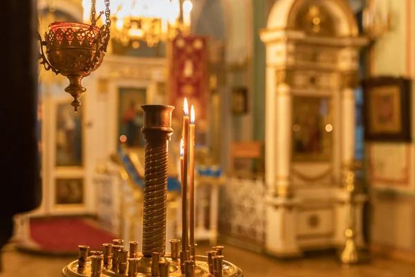 Orthodoxe Kerk. Christendom. Feestelijke interieurdecoratie met brandende kaarsen en icoon in de traditionele orthodoxe kerk op Paasavond of Kerstmis. Religie geloof bidt symbool. — Stockfoto