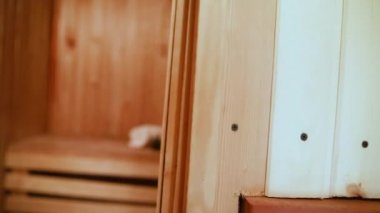 Geleneksel eski Rus hamamı SPA konsepti. Finlandiya sauna saunasında geleneksel sauna aksesuarları ve havlunun aromalı yağ kepçesi kullanılmış. Rahatlayın köy banyosu konsepti.