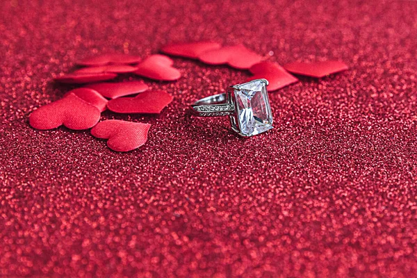 Vuoi sposarmi? fede nuziale e molti cuori rossi su sfondo rosso scintillio. Proposta di matrimonio di fidanzamento concetto di matrimonio. Cartolina di San Valentino. Banner il giorno di San Valentino. — Foto Stock