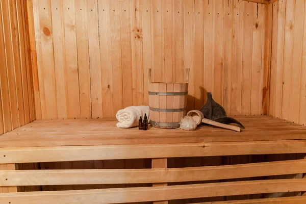 Tradicional antigua casa de baños rusa SPA Concepto. Detalles interiores Sala de vapor sauna finlandesa con accesorios de sauna tradicionales conjunto toalla de lavabo aroma aceite cucharada fieltro. Relajarse pueblo rural concepto de baño. —  Fotos de Stock