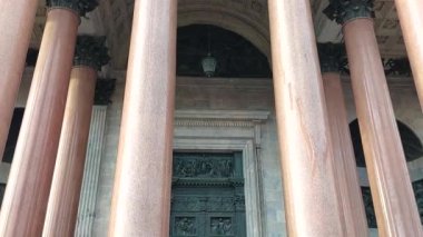 St. Petersburg 'daki ünlü Saint Isaacs Katedrali kilisesi. - Rusya. Saint Petersburg 'un en gözde turistik manzarası, eski Rus ortodoks mimarisi ve Hıristiyanlık sanatına geniş açılı bakış açısı