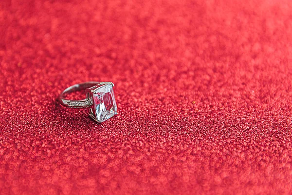 Vuoi sposarmi? fede nuziale su sfondo rosso glitter. Proposta di matrimonio di fidanzamento concetto di matrimonio. Cartolina di San Valentino. Banner il giorno di San Valentino. Copia spazio. — Foto Stock