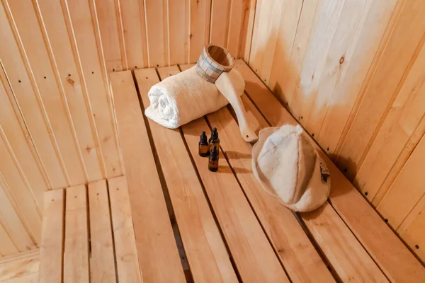 Tradicional antigua casa de baños rusa SPA Concepto. Detalles interiores Cuarto de vapor sauna finlandesa con accesorios de sauna tradicionales conjunto toalla aroma aceite cucharada fieltro. Relajarse pueblo rural concepto de baño. —  Fotos de Stock
