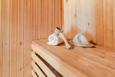 Geleneksel eski Rus hamamı SPA konsepti. Finlandiya sauna saunasında geleneksel sauna aksesuarları ve havlu yağı kepçesi kullanılmış. Rahatlayın köy banyosu konsepti.