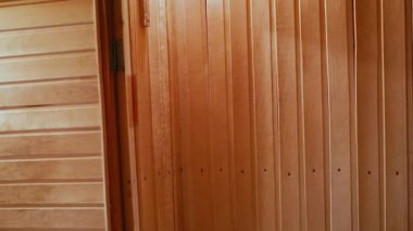 Geleneksel eski Rus hamamı SPA konsepti. Finlandiya sauna saunasında geleneksel sauna aksesuarları ve havlunun aromalı yağ kepçesi kullanılmış. Rahatlayın köy banyosu konsepti.