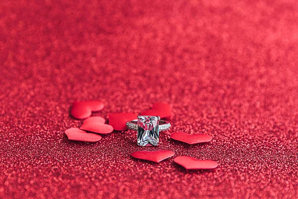 Vuoi sposarmi? fede nuziale e molti cuori rossi su sfondo rosso scintillio. Proposta di matrimonio di fidanzamento concetto di matrimonio. Cartolina di San Valentino. Banner il giorno di San Valentino. — Foto Stock