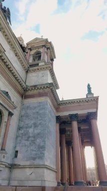 St. Petersburg 'daki ünlü Saint Isaacs Katedrali kilisesi. - Rusya. Saint Petersburg 'un en gözde turistik manzarası, eski Rus ortodoks mimarisi ve Hıristiyanlık sanatına geniş açılı bakış açısı