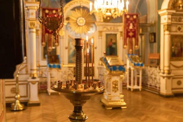 Iglesia Ortodoxa. Cristianismo. Decoración interior festiva con velas encendidas e icono en la iglesia ortodoxa tradicional en la víspera de Pascua o Navidad. Religión fe orar símbolo. —  Fotos de Stock