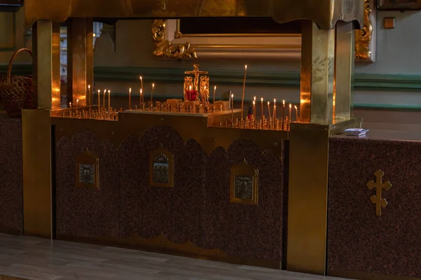 Iglesia Ortodoxa. Cristianismo. Decoración interior festiva con velas encendidas e icono en la iglesia ortodoxa tradicional en la víspera de Pascua o Navidad. Religión fe orar símbolo. —  Fotos de Stock