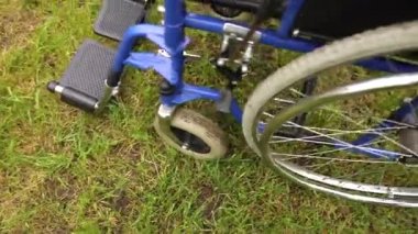 Hastane parkında boş tekerlekli sandalye hasta hizmetlerini bekliyor. Dışarıda park etmiş engelliler için tekerlekli sandalye. Özürlü insanlar için erişilebilir. Sağlık hizmeti tıbbi konsepti.