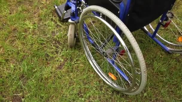 Leere Rollstühle, die im Krankenhauspark auf Patienten warten. Rollstuhl für Behinderte im Freien geparkt. Zugänglich für Menschen mit Behinderungen. Medizinisches Konzept im Gesundheitswesen. — Stockvideo