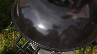 Izgarada taze somon balığı. Kızarmış ızgarada balık pişiyor. Şef, kamp ateşinde sağlıklı öğle yemeği pişirecek. Kamp yemeği, piknik, hafta sonu dinlenme konsepti.