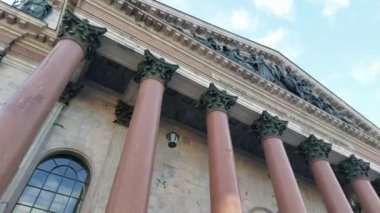 St. Petersburg 'daki ünlü Saint Isaacs Katedrali kilisesi. - Rusya. Saint Petersburg 'un en gözde turistik manzarası, eski Rus ortodoks mimarisi ve Hıristiyanlık sanatına geniş açılı bakış açısı