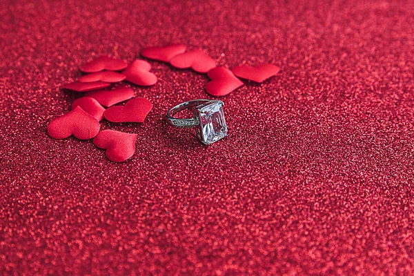 Vuoi sposarmi? fede nuziale e molti cuori rossi su sfondo rosso scintillio. Proposta di matrimonio di fidanzamento concetto di matrimonio. Cartolina di San Valentino. Banner il giorno di San Valentino. — Foto Stock