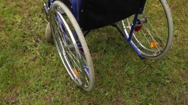 Hastane parkında boş tekerlekli sandalye hasta hizmetlerini bekliyor. Dışarıda park etmiş engelliler için tekerlekli sandalye. Özürlü insanlar için erişilebilir. Sağlık hizmeti tıbbi konsepti.