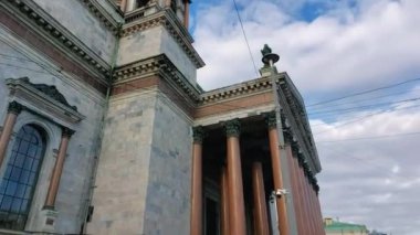 St. Petersburg 'daki ünlü Saint Isaacs Katedrali kilisesi. - Rusya. Saint Petersburg 'un en gözde turistik manzarası, eski Rus ortodoks mimarisi ve Hıristiyanlık sanatına geniş açılı bakış açısı