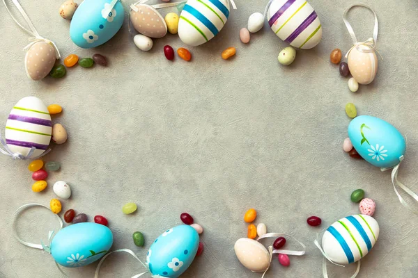 Happy Easter concept. Preparation for holiday. Easter eggs candy chocolate eggs and jellybean sweets on concrete stone grey background. Flat lay top view copy space banner. — Stock Photo, Image
