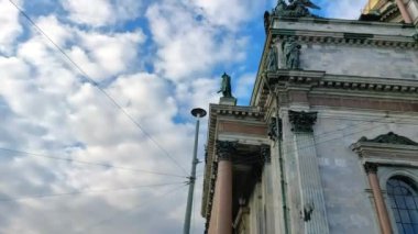 St. Petersburg 'daki ünlü Saint Isaacs Katedrali kilisesi. - Rusya. Saint Petersburg 'un en gözde turistik manzarası, eski Rus ortodoks mimarisi ve Hıristiyanlık sanatına geniş açılı bakış açısı