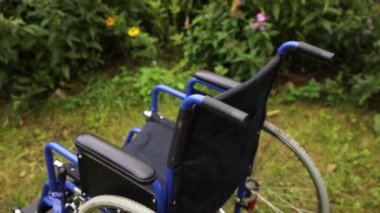 Hastane parkında boş tekerlekli sandalye hasta hizmetlerini bekliyor. Dışarıda park etmiş engelliler için tekerlekli sandalye. Özürlü insanlar için erişilebilir. Sağlık hizmeti tıbbi konsepti.