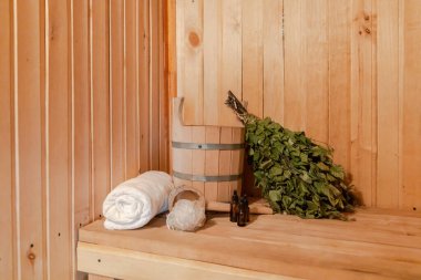 Geleneksel eski Rus hamamı SPA konsepti. İçişleri, geleneksel sauna aksesuarlarıyla Finlandiya sauna sauna saunası havlusu aromalı havluyla döşenmiş. Rahatlayın köy banyosu konsepti.
