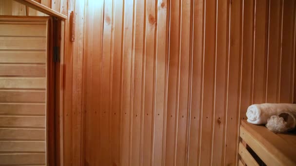 Tradicional velha casa de banho russa SPA Concept. Detalhes do interior sauna finlandesa sala de vapor com acessórios tradicionais sauna conjunto toalha aroma óleo colher feltro. Relaxe conceito de banho aldeia rural. — Vídeo de Stock