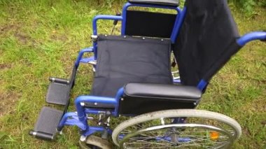 Hastane parkında boş tekerlekli sandalye hasta hizmetlerini bekliyor. Dışarıda park etmiş engelliler için tekerlekli sandalye. Özürlü insanlar için erişilebilir. Sağlık hizmeti tıbbi konsepti.