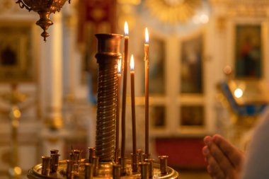 Ortodoks Kilisesi. Hıristiyanlık. Paskalya arifesinde veya Noel 'de geleneksel Ortodoks Kilisesi' nde mum ve ikon yakarak şenlikli iç dekorasyon. Din inancı dua sembolü.