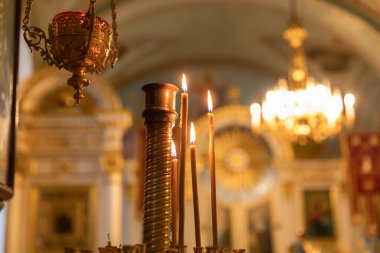 Ortodoks Kilisesi. Hıristiyanlık. Paskalya arifesinde veya Noel 'de geleneksel Ortodoks Kilisesi' nde mum ve ikon yakarak şenlikli iç dekorasyon. Din inancı dua sembolü.