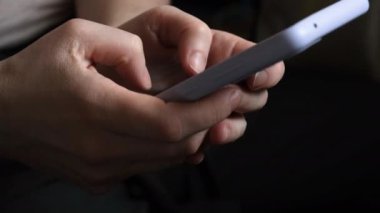 Cep telefonu tutan kadın uygulamayı kullanarak ekran parşömen sayfasına dokunuyor. Akıllı telefon cep telefonu aygıtı ellerinde. İnternet haber içeriği uygulamaları cep telefonu bağımlılığı kavramı