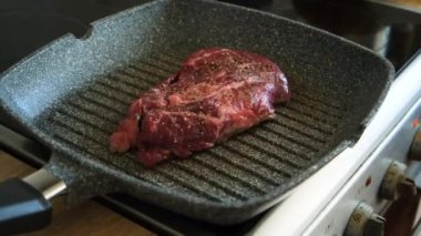 Profesyonel mutfakta ızgarada pişen etli biftek. Izgarada kızarmış biftek. Lezzetli, modern mutfak.