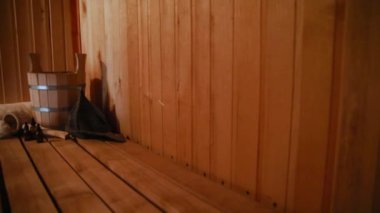 Geleneksel eski Rus hamamı SPA konsepti. Finlandiya sauna saunasında geleneksel sauna aksesuarları ve havlunun aromalı yağ kepçesi kullanılmış. Rahatlayın köy banyosu konsepti