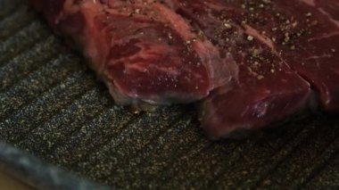 Profesyonel mutfakta ızgarada pişen etli biftek. Izgarada kızarmış biftek. Lezzetli, modern mutfak.