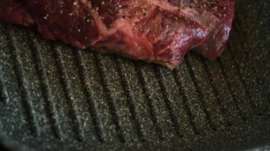 Profesyonel mutfakta ızgarada pişen etli biftek. Izgarada kızarmış biftek. Lezzetli, modern mutfak.